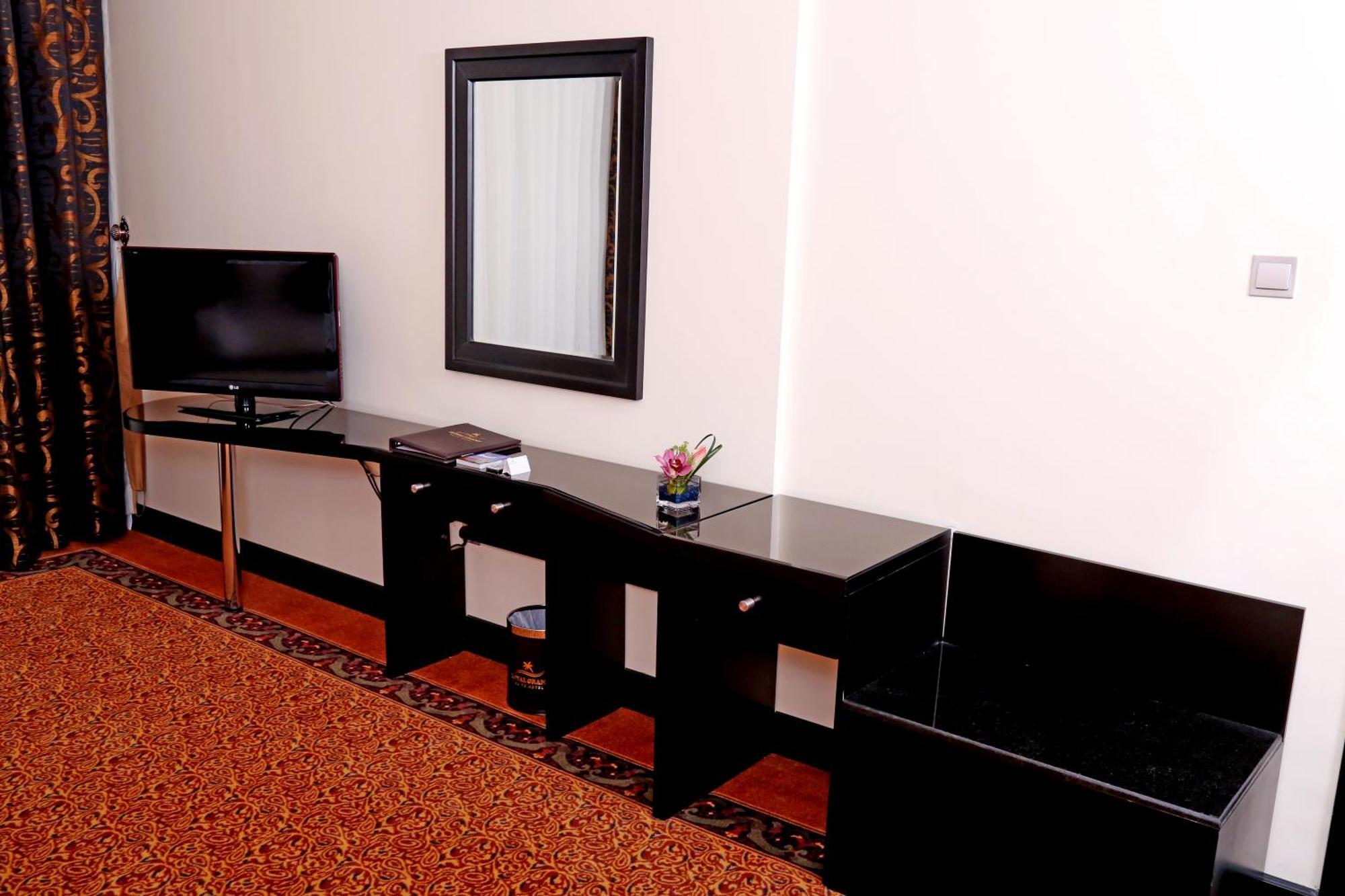 Royal Grand Suite Hotel Sharjah Exterior photo