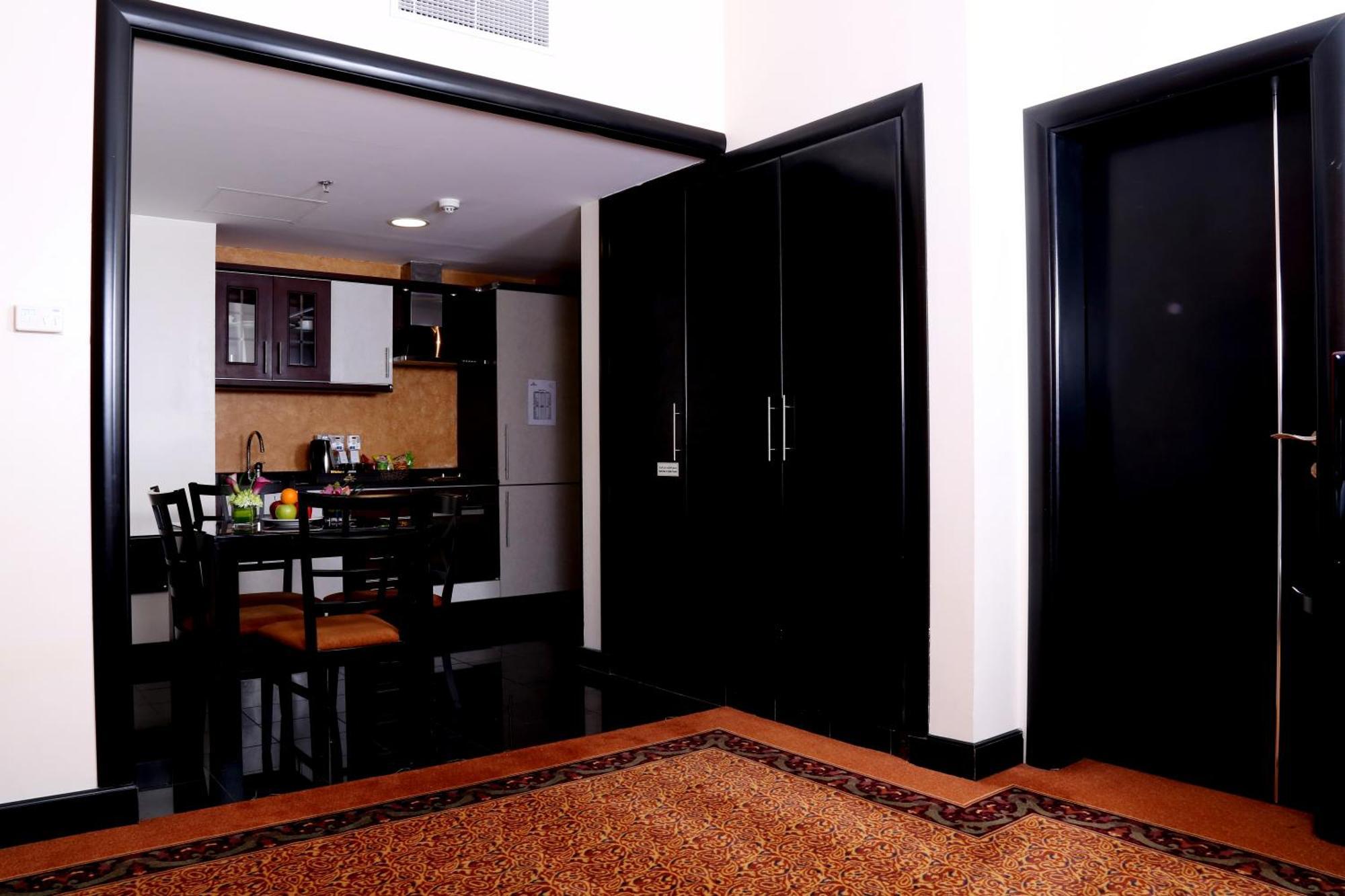 Royal Grand Suite Hotel Sharjah Exterior photo